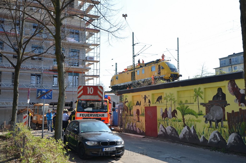 Einsatz BF Koeln Kran beruehrt Oberleitung DB Koeln Gremberg Taunusstr P094.JPG